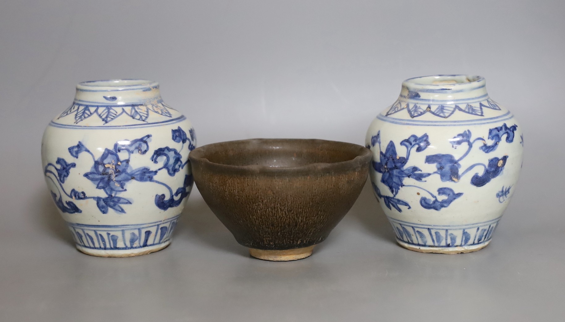 A Chinese jun type hares fur bowl and pair of blue and white vases, 12cm